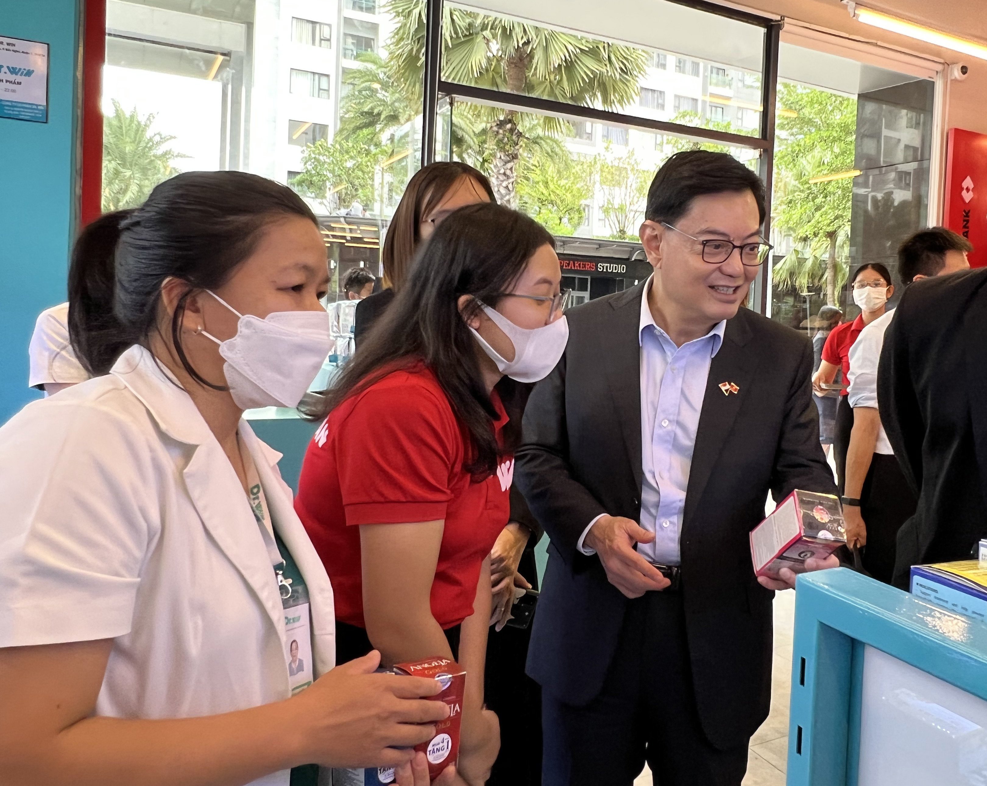 Phó Thủ tướng Singapore Heng Swee Keat đánh giá cao thiết kế cửa hàng, nhân viên và các dịch vụ tiện ích của cửa hàng WIN.jpg