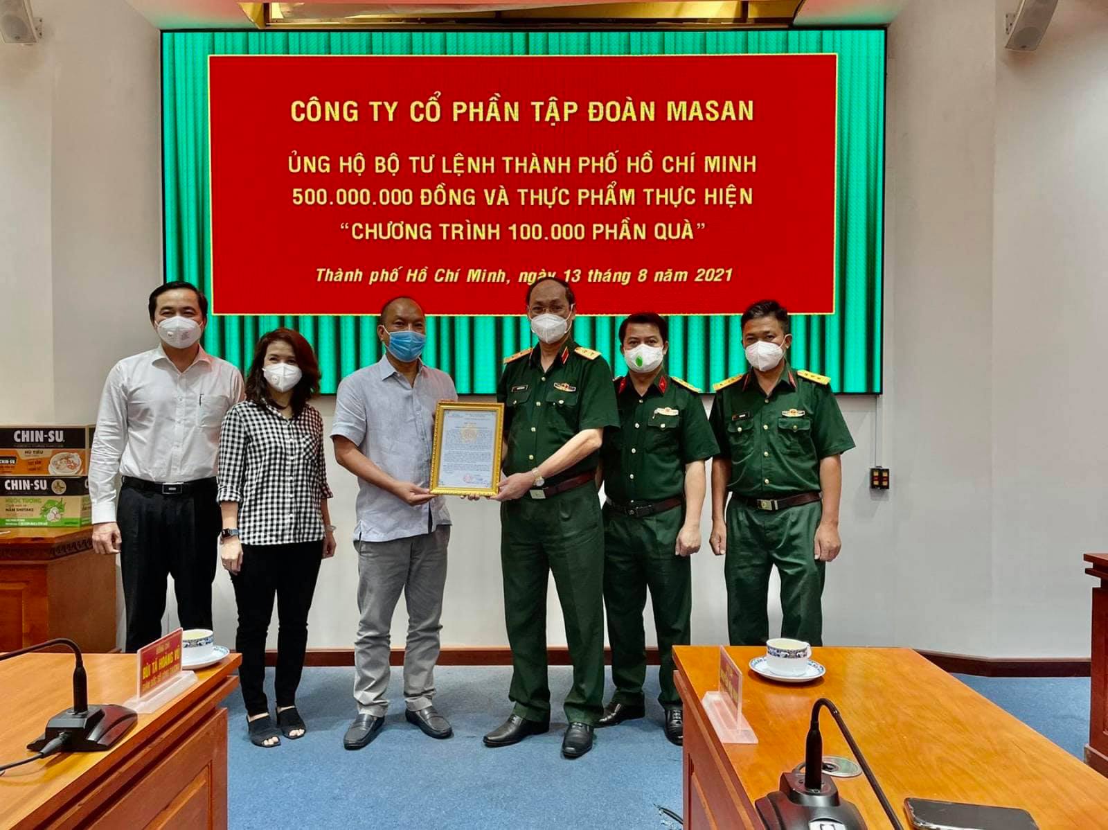 Representative of Masan presents necessities to Ho Chi Minh City high command to support against the epidemic