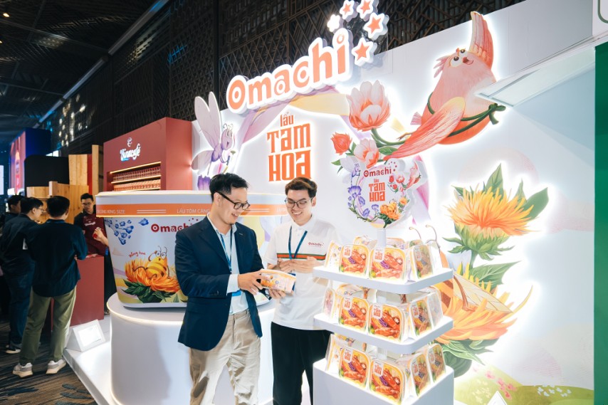 Cổ đông hào hứng trải nghiệm sản phẩm mới Lẩu Tam hoa của Omachi.jpg