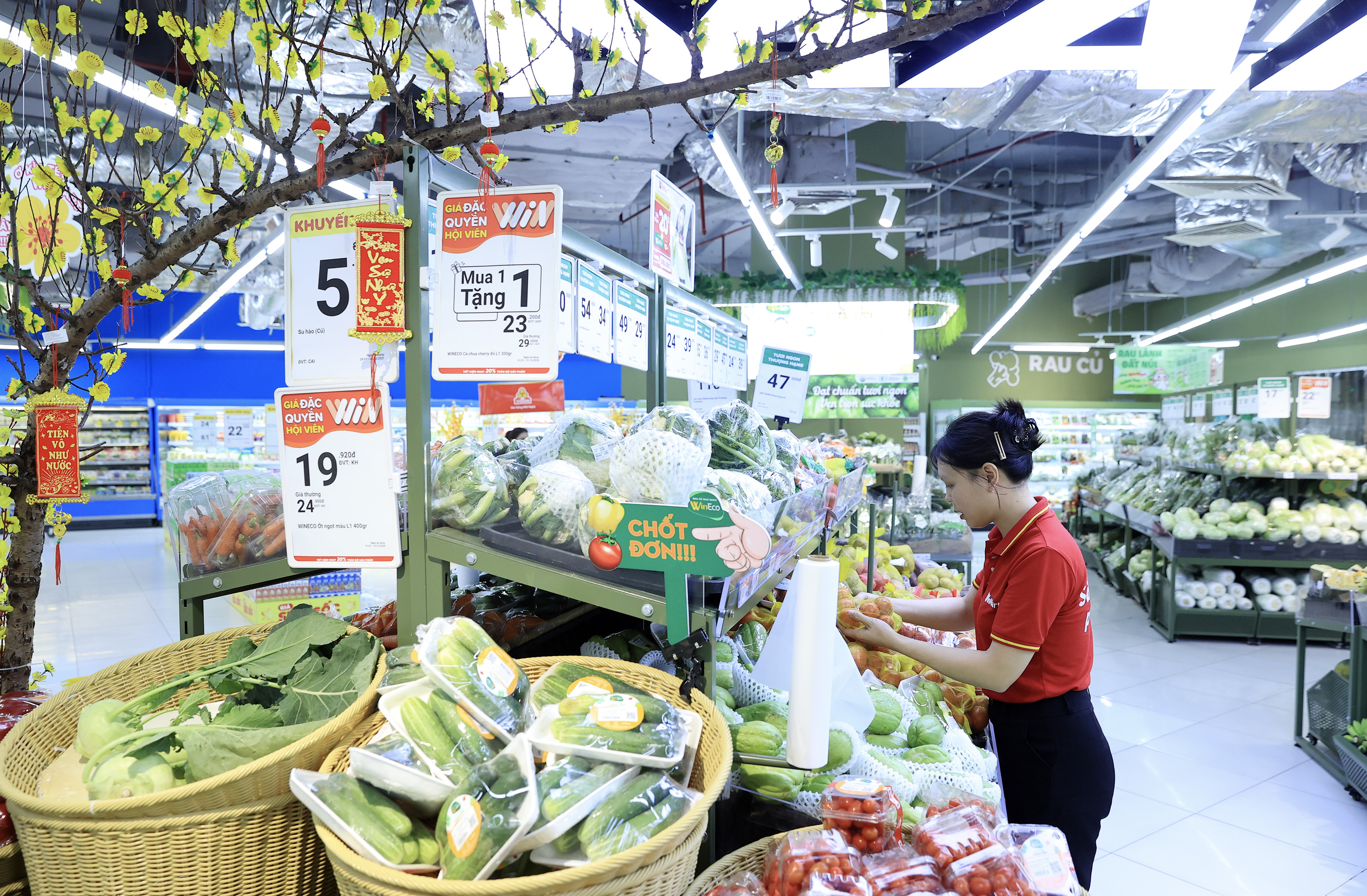 Khu vực rau củ tươi sống được bổ sung đầy đủ hàng hóa, phục vụ nhu cầu mua sắm của người dân.jpg Khu vực rau củ tươi sống được bổ sung đầy đủ hàng hóa, phục vụ nhu cầu mua sắm của người dân.jpg