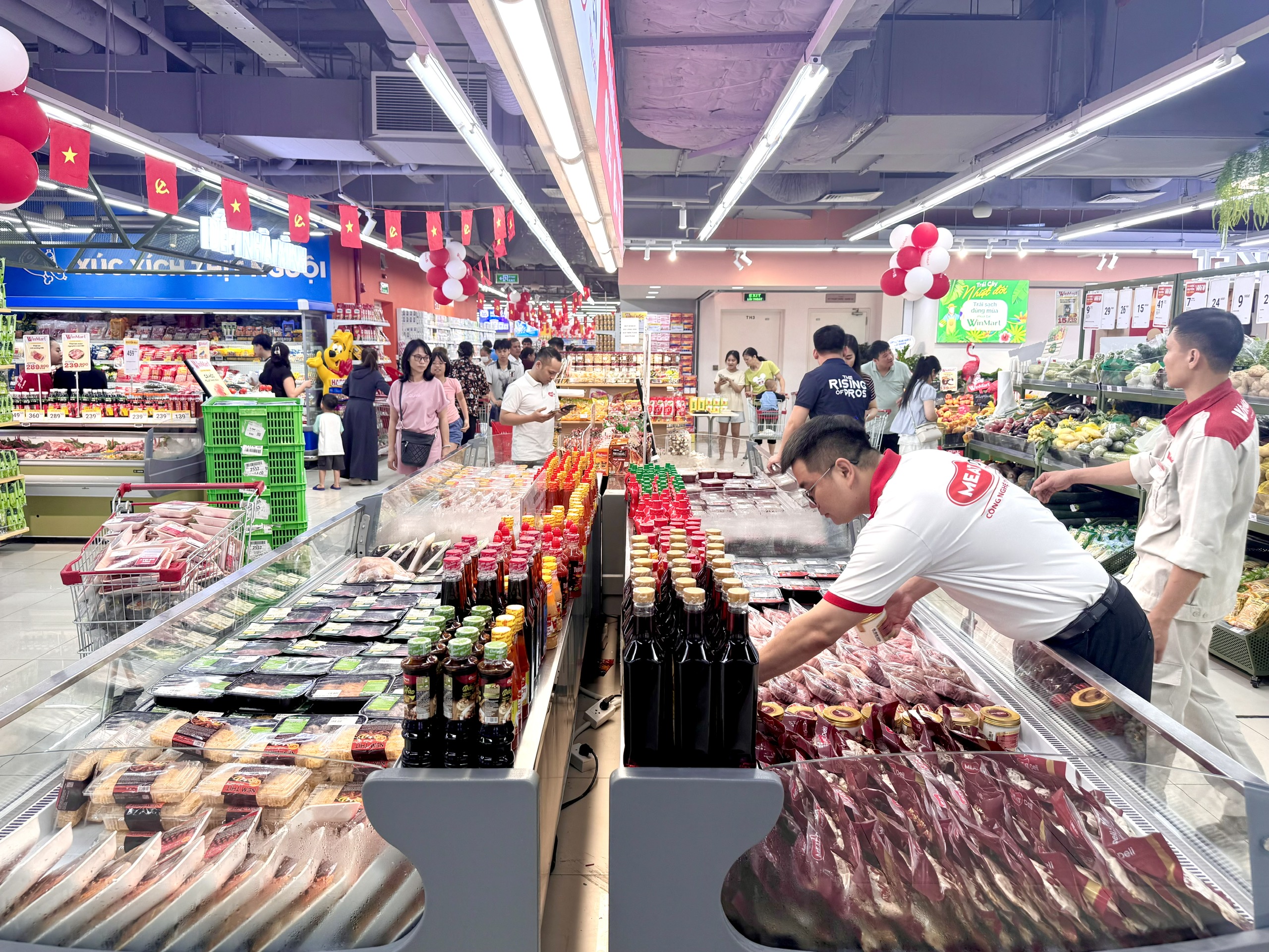 Quầy hàng thịt được sắp xếp gọn gàng, ngăn nắp giúp khách hàng dễ dàng chọn lựa.jpg Quầy hàng thịt được sắp xếp gọn gàng, ngăn nắp giúp khách hàng dễ dàng chọn lựa.jpg