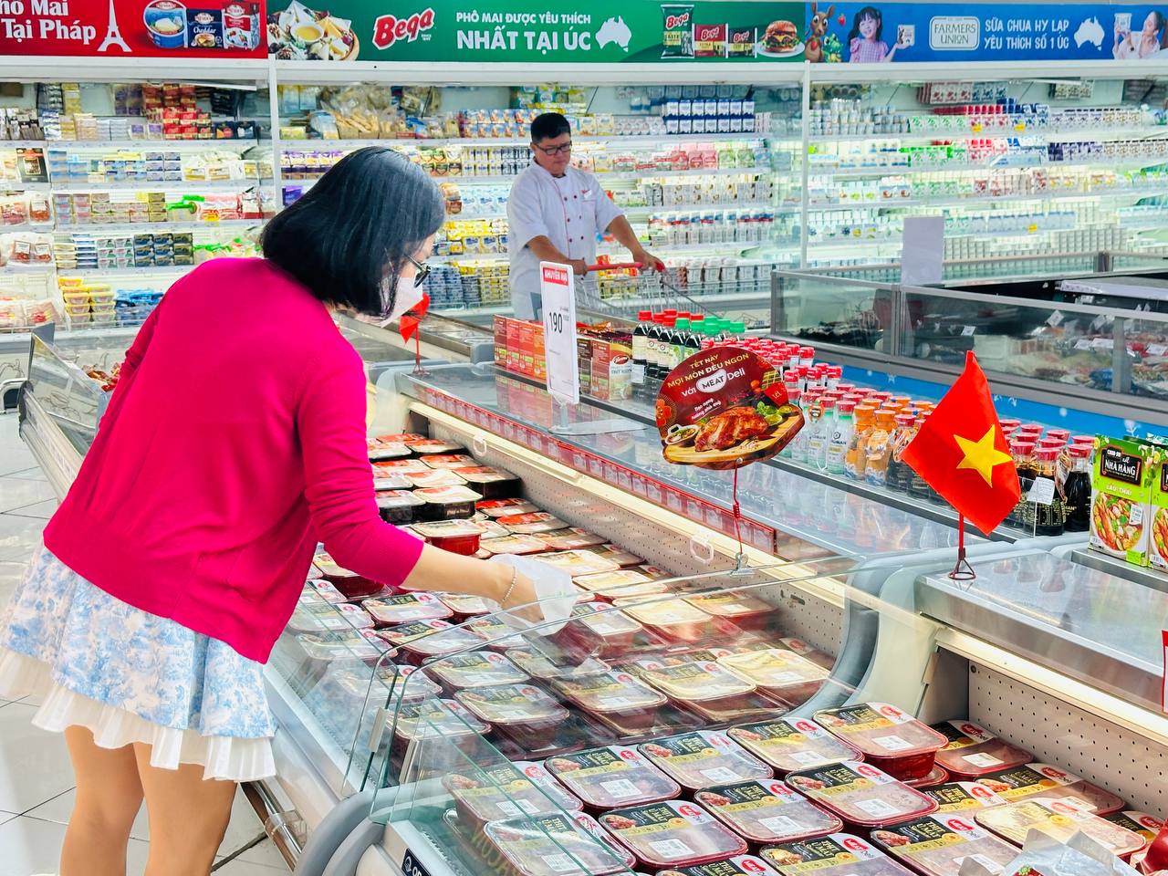 Khách hàng mua sắm mặt hàng thịt sạch MEATDeli.jpg