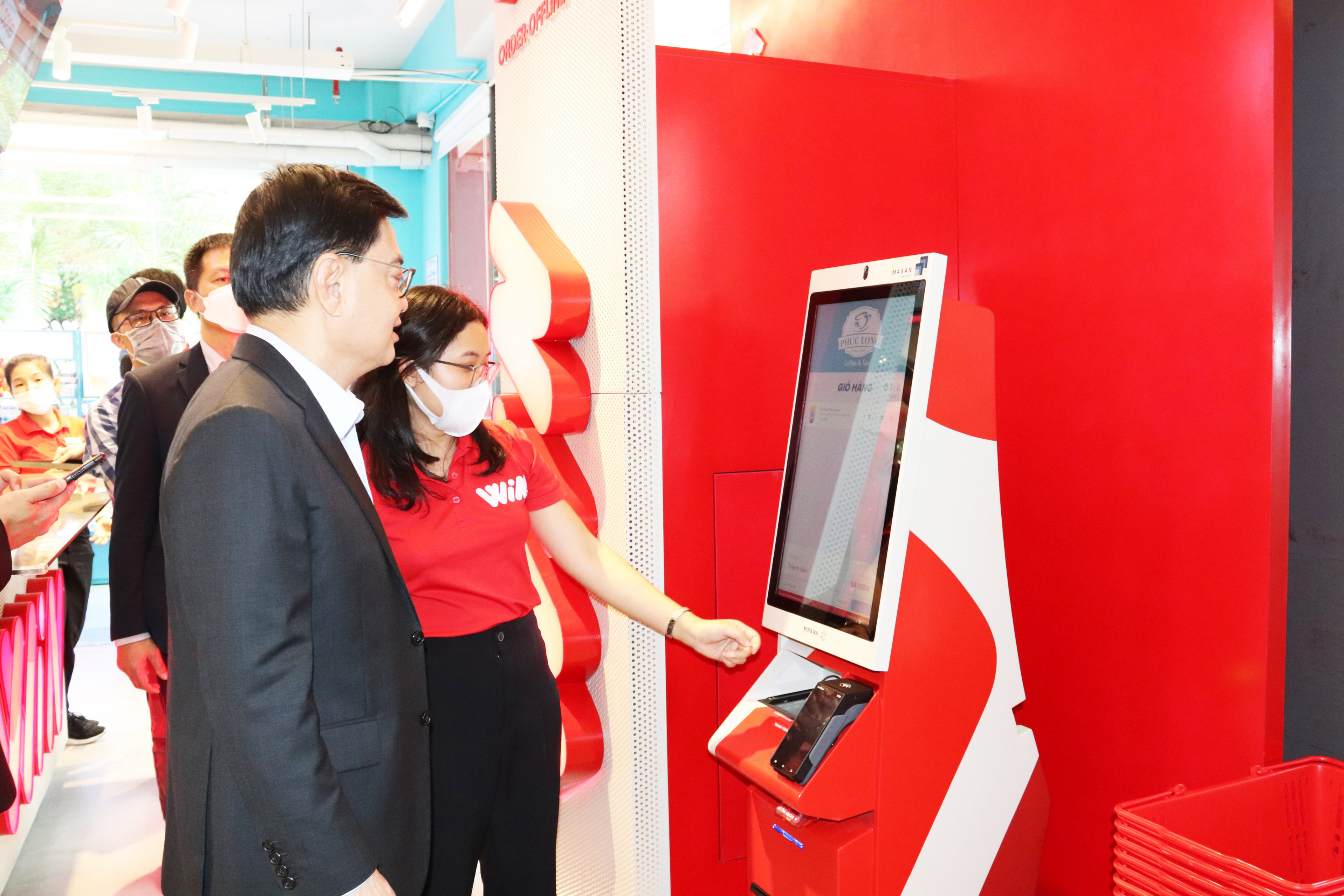 Phó Thủ tướng Singapore Heng Swee Keat trải nghiệm kiosk thanh toán tự động tại khu vực Ozone bên trong cửa hàng WIN (1).jpg